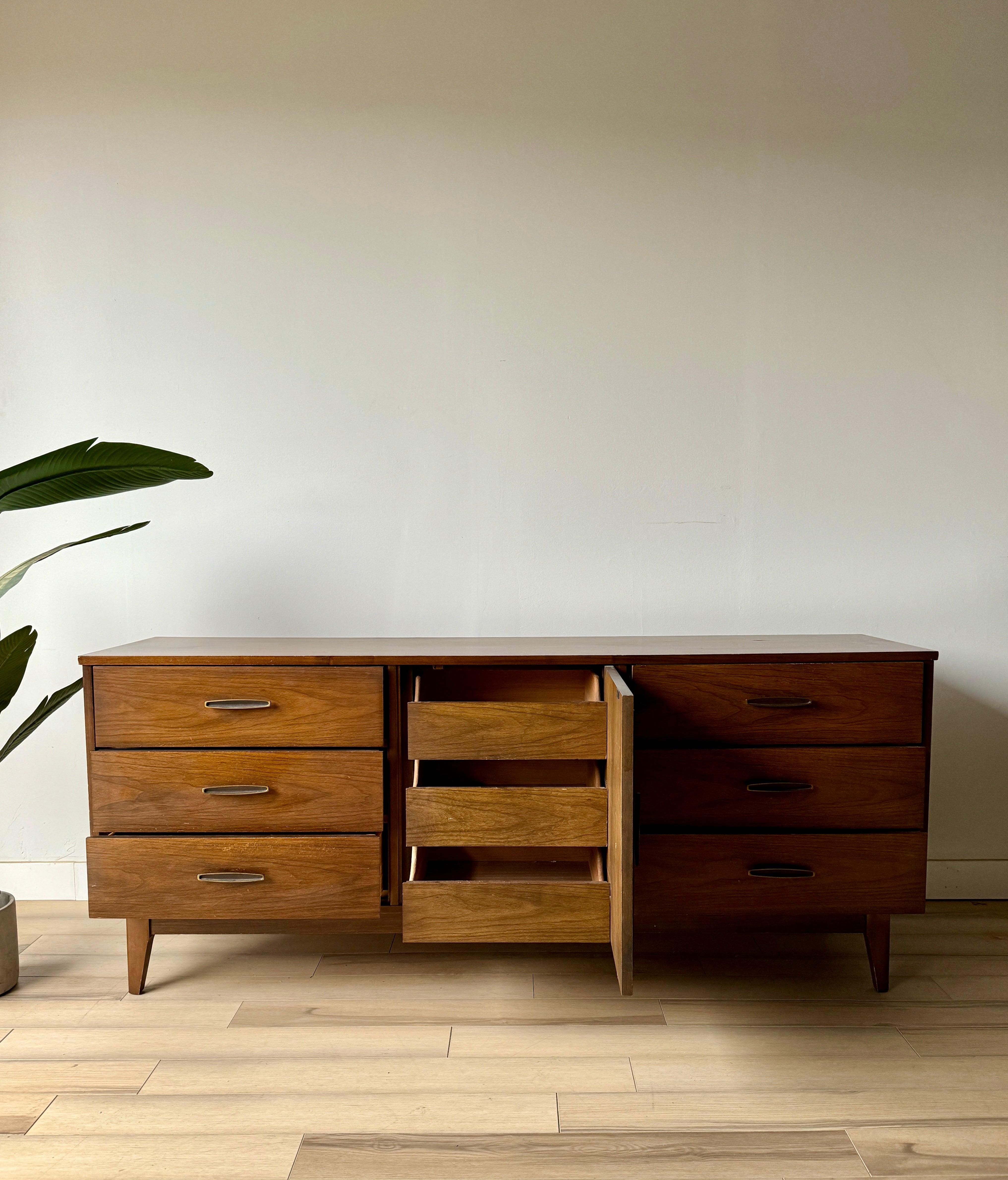 Vintage Broyhill Mid Century Nine Drawer Dresser / Credenza Home and Closet Vintage Vintage Broyhill Mid Century Nine Drawer Dresser / Credenza Home and Closet Vintage