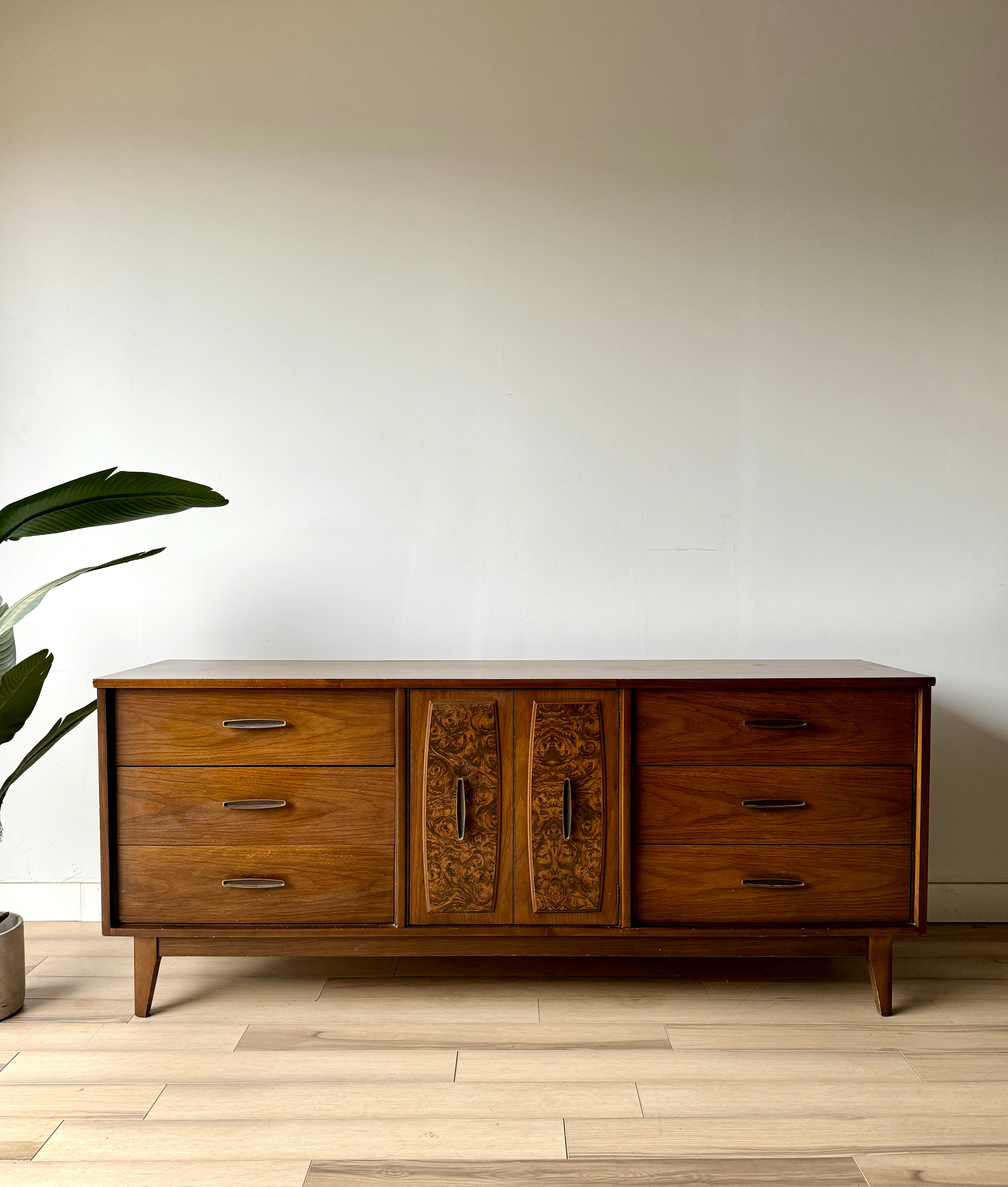 Vintage Broyhill Mid Century Nine Drawer Dresser / Credenza Home and Closet Vintage Vintage Broyhill Mid Century Nine Drawer Dresser / Credenza Home and Closet Vintage