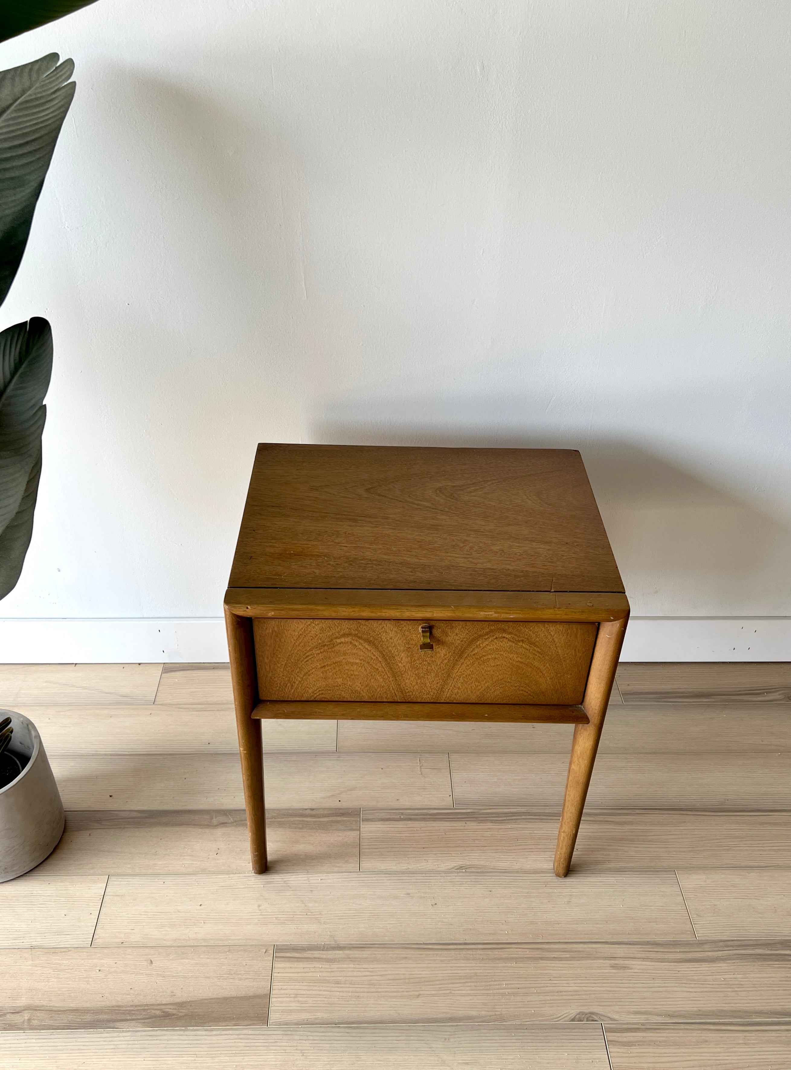 Vintage Mid Century End Table / Night Stand