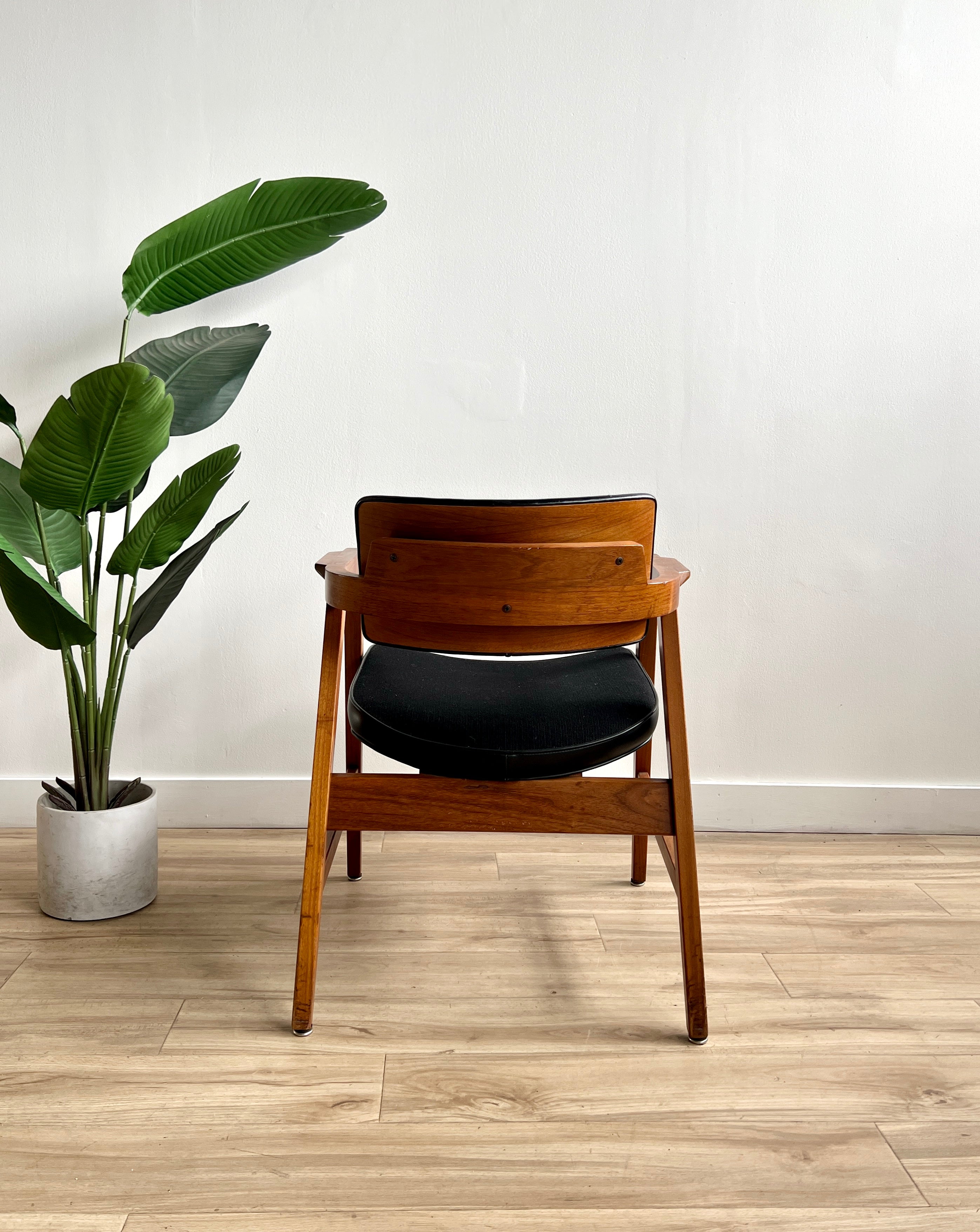 Vintage Mid Century Gunlocke Armchair