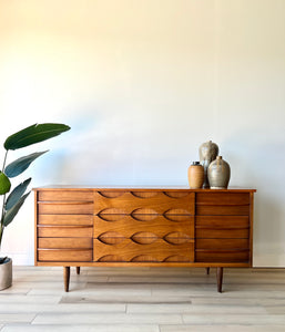 Vintage Mid Century Credenza / Dresser Home and Closet Vintage Vintage Mid Century Credenza / Dresser Home and Closet Vintage