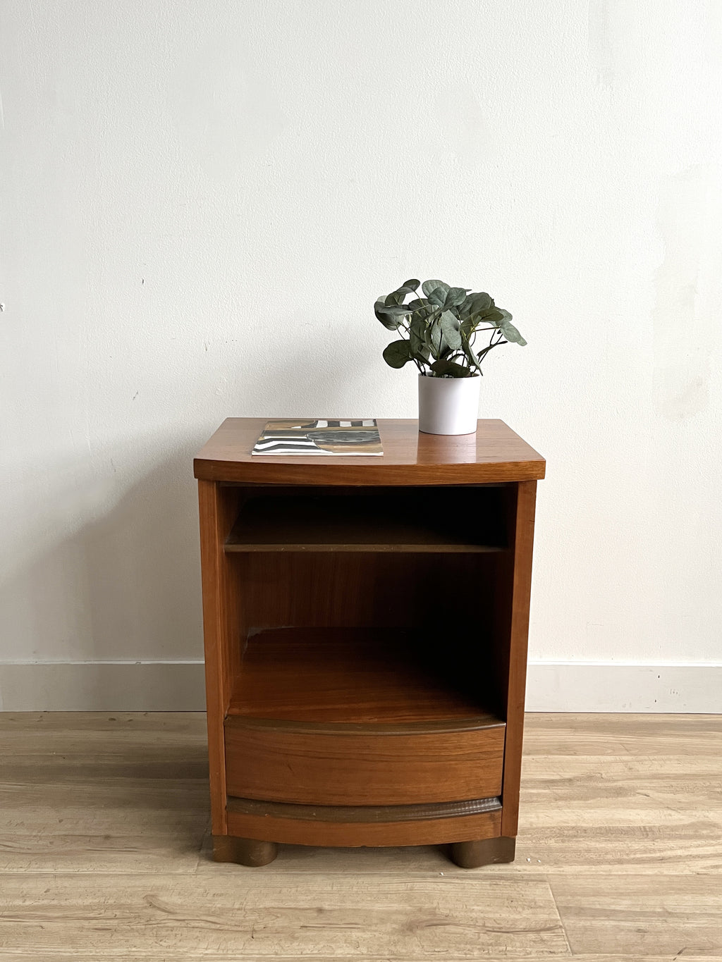 Vintage Mid Century End Table / Nightstand with Drawer