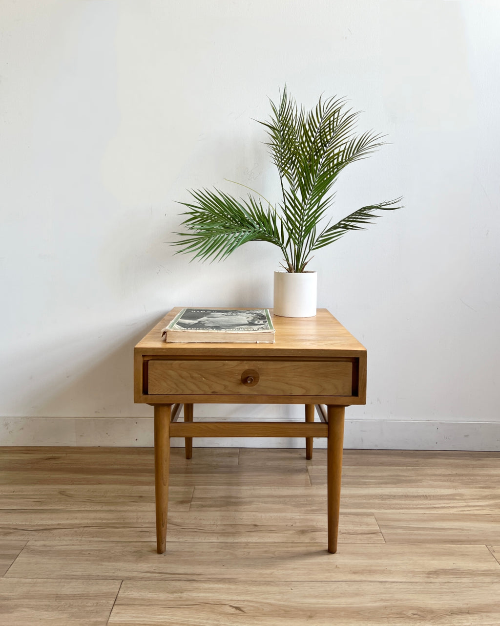 Vintage Mid Century Nightstand / Endtable