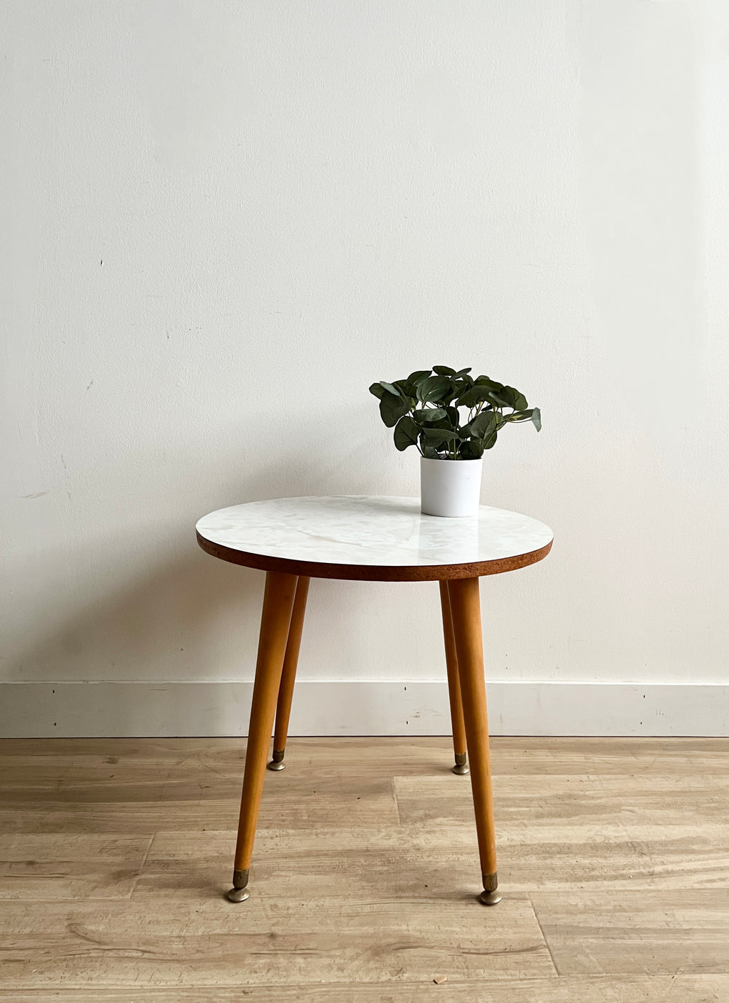 Vintage Mid Century End Table / Night Stand