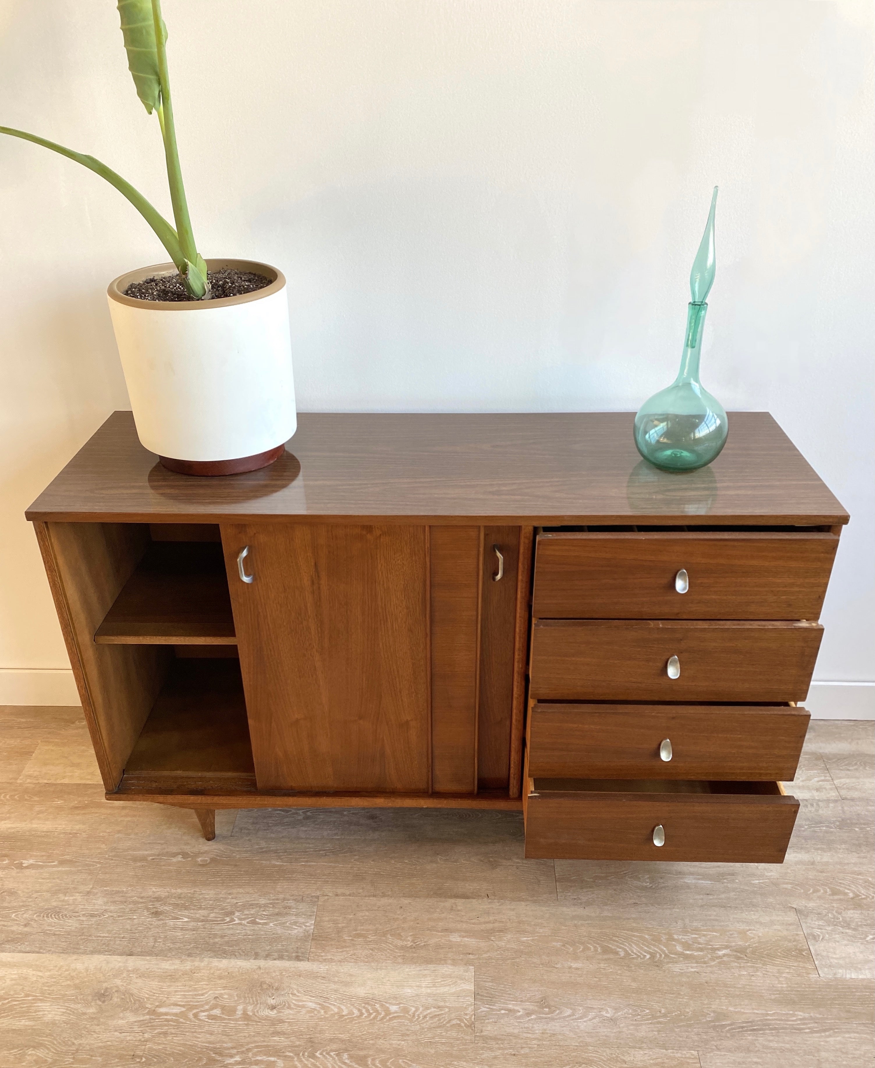 Mid Century Vintage Sideboard / Credenza