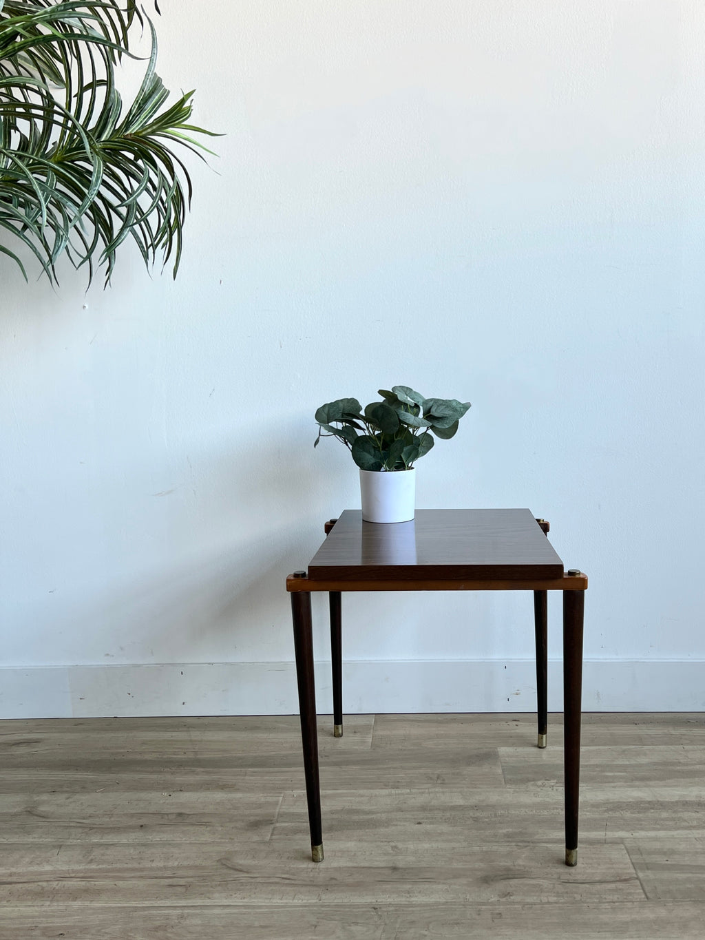 Vintage Mid Century End Table / Nightstand