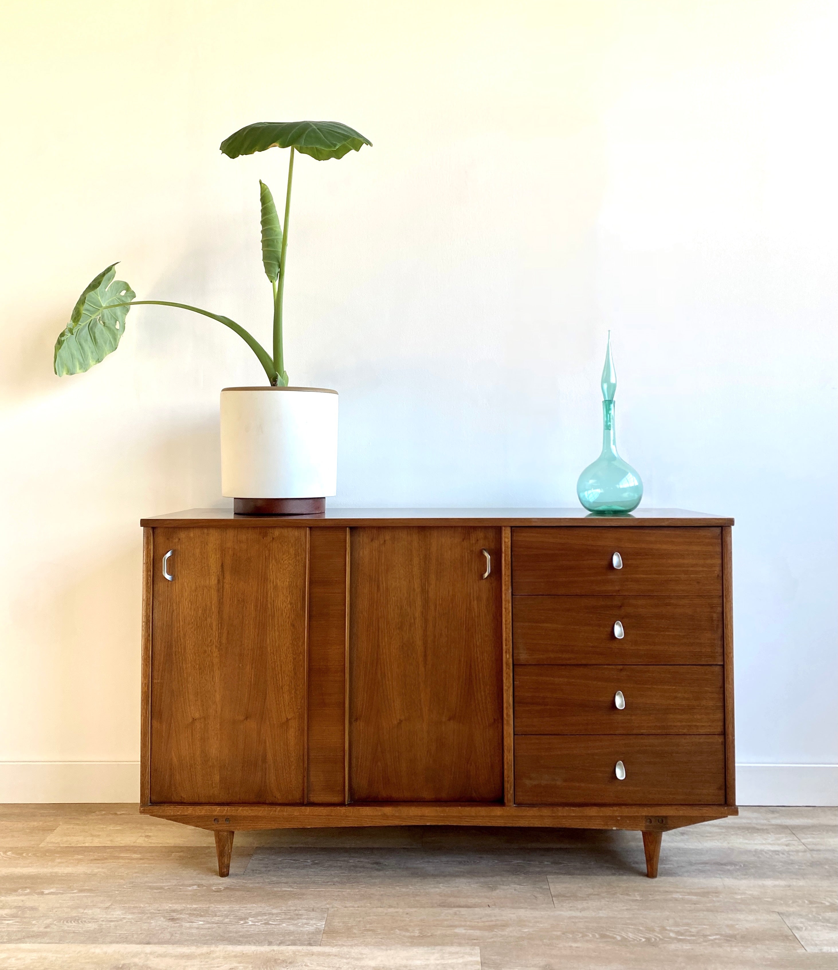 Mid Century Vintage Sideboard / Credenza