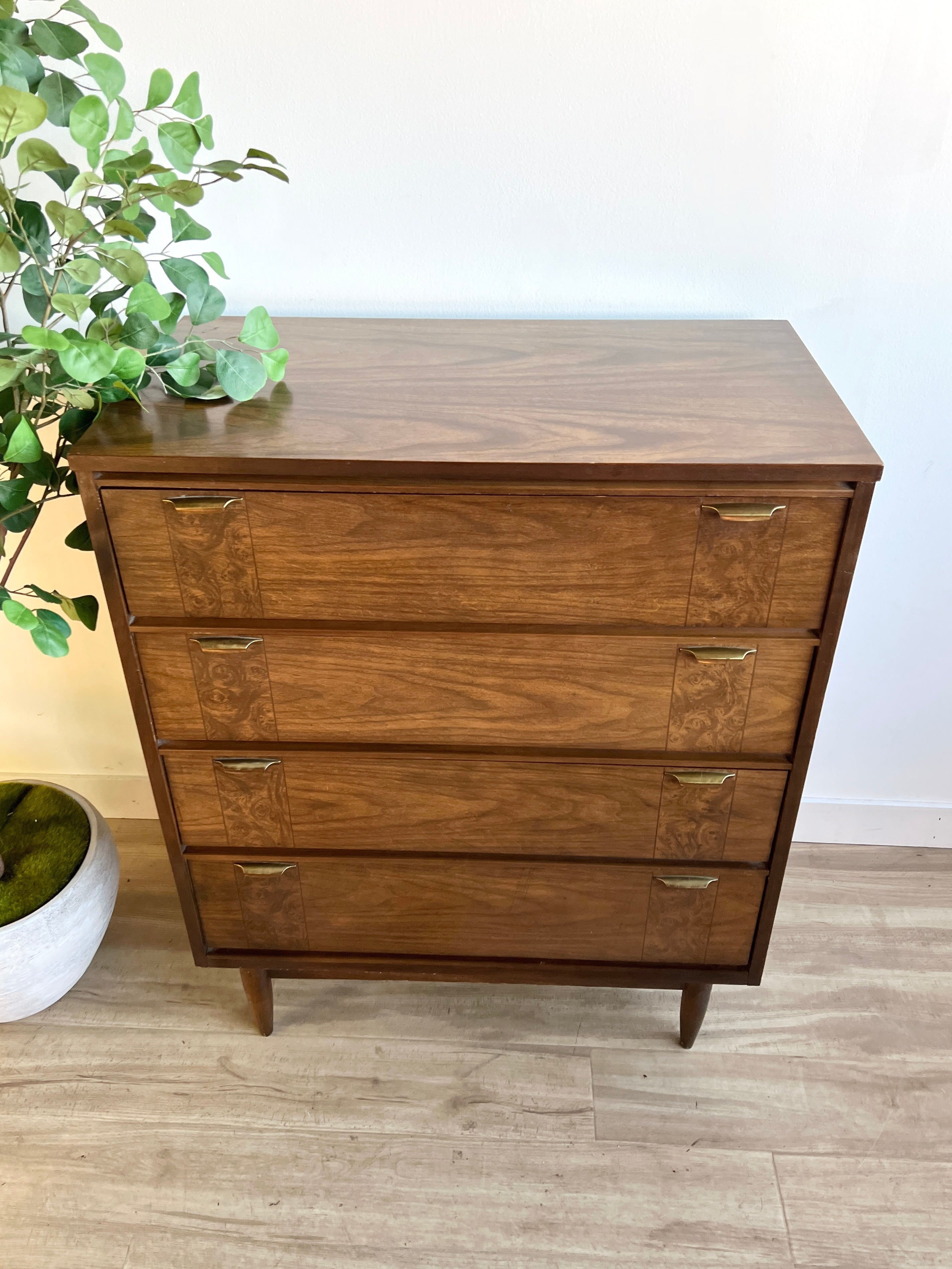 Vintage Broyhill Dresser with Brass Pulls – Home and Closet Vintage Vintage Broyhill Dresser with Brass Pulls – Home and Closet Vintage