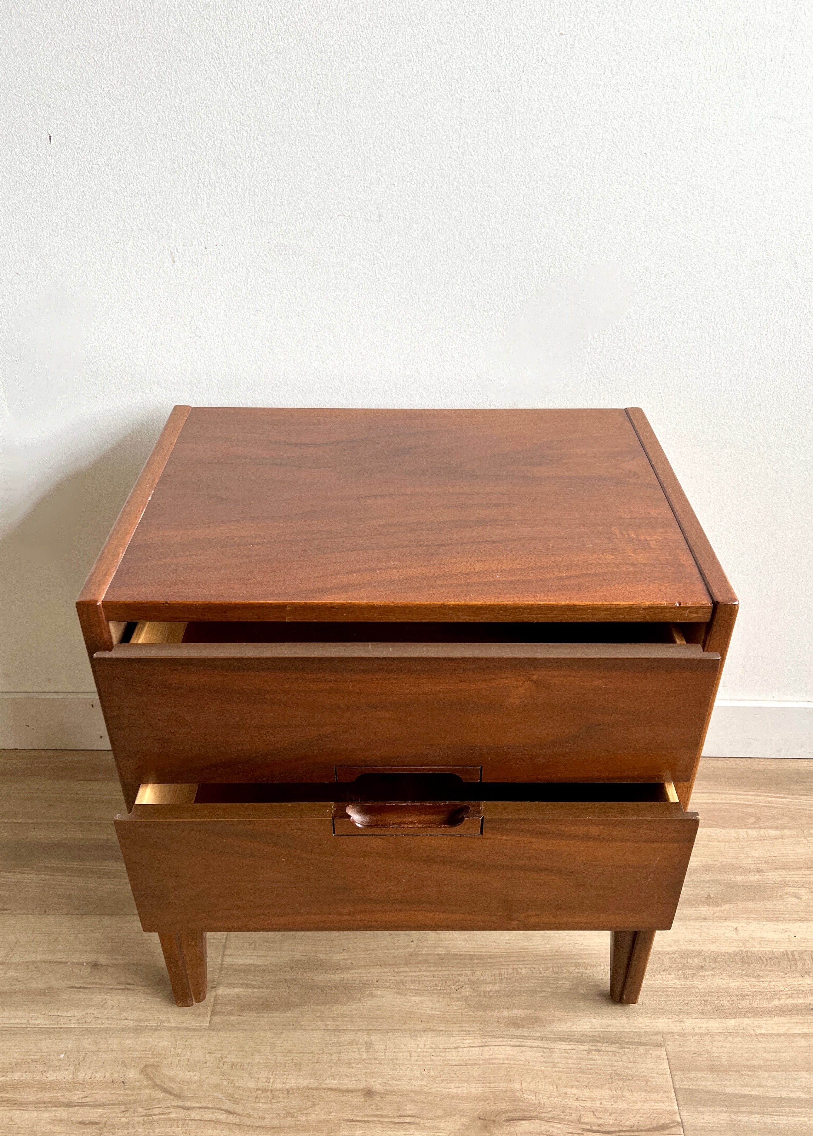 Vintage Mid Century End Table / Night Stand