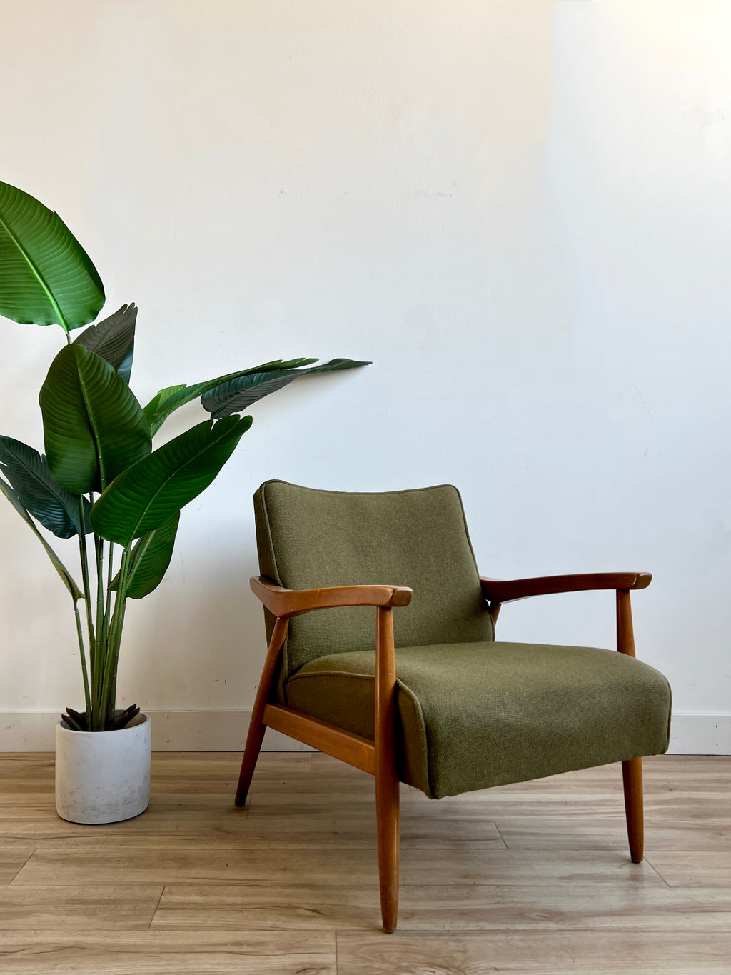 Mid Century Lounge Chair in Green